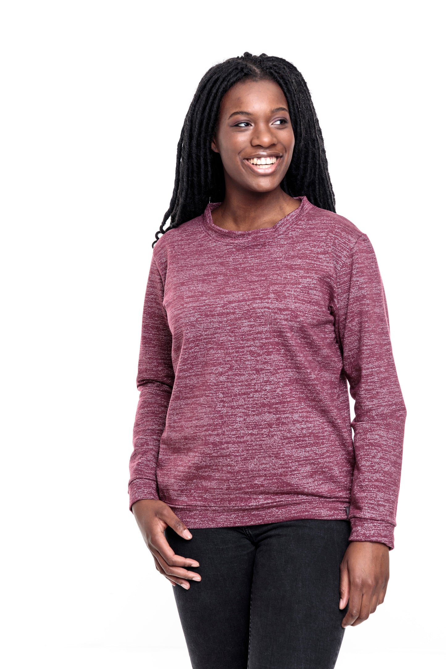 Eine junge Frau mit langen Braids. Sie trägt ein weinrotes, meliertes Sweatshirt mit silbernen Lurexfäden. Das Sweatshirt ist ca. hüftlang, hat lange Ärmel und einen Runden Halsausschnitt. Als Abschluss an den Ärmeln, dem Bund und dem Hals hat der Pulli Bündchen aus dem gleich Stoff.
Ansicht frontal, leicht seitlich.