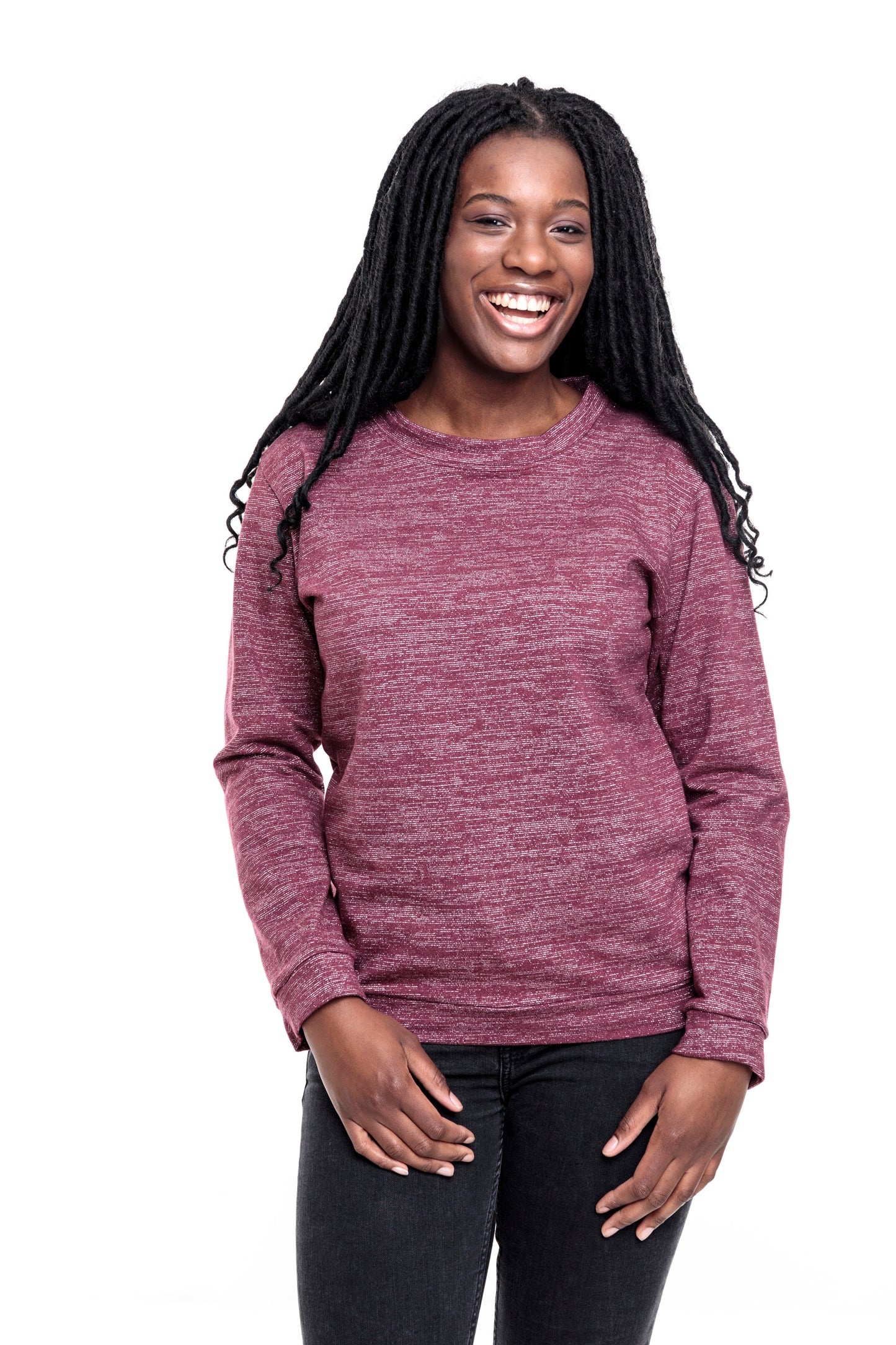 Eine junge Frau mit langen Braids. Sie trägt ein weinrotes, meliertes Sweatshirt mit silbernen Lurexfäden. Das Sweatshirt ist ca. hüftlang, hat lange Ärmel und einen Runden Halsausschnitt. Als Abschluss an den Ärmeln, dem Bund und dem Hals hat der Pulli Bündchen aus dem gleich Stoff.
Ansicht frontal.
