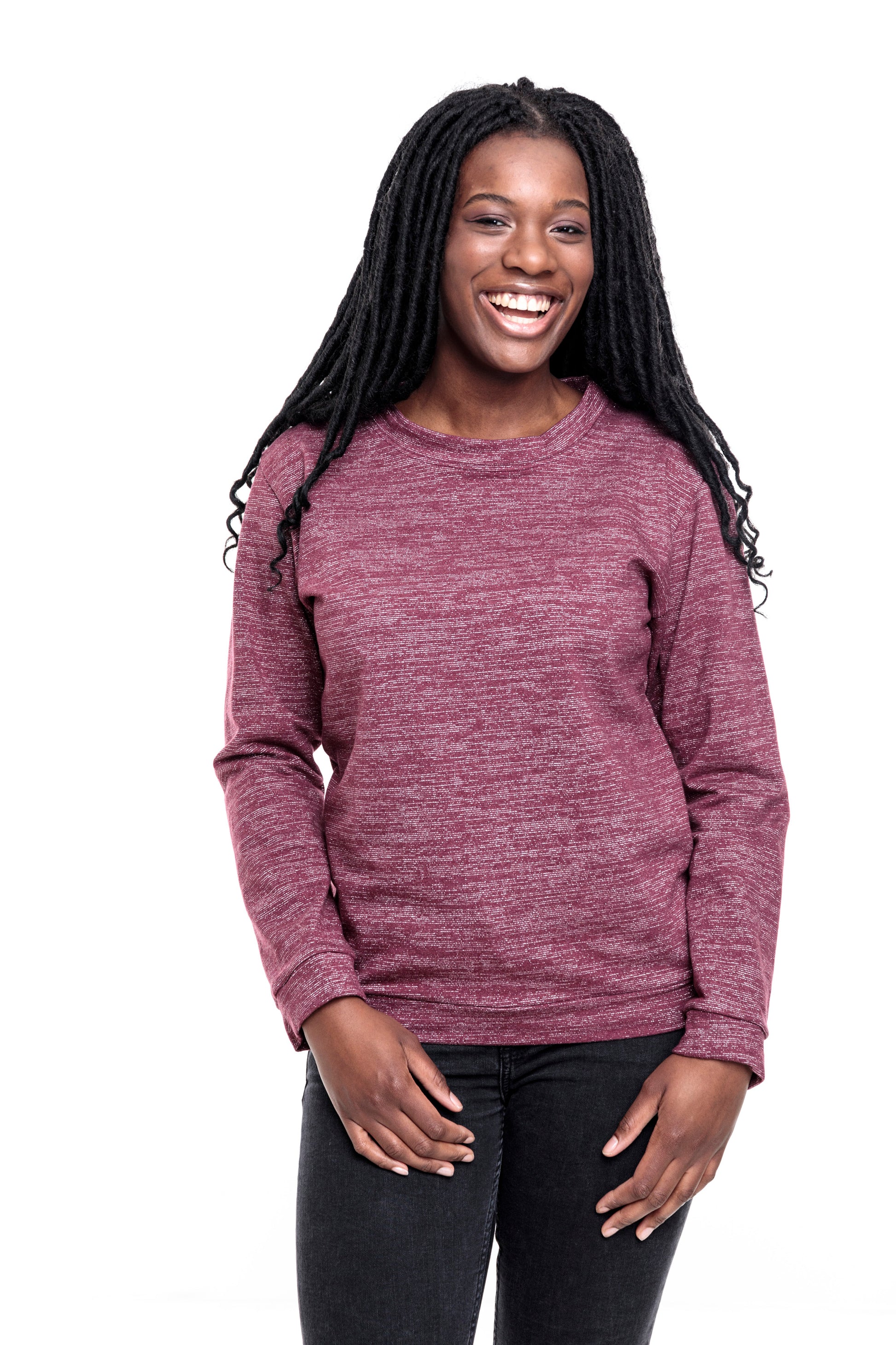 Eine junge Frau mit langen Braids. Sie trägt ein weinrotes, meliertes Sweatshirt mit silbernen Lurexfäden. Das Sweatshirt ist ca. hüftlang, hat lange Ärmel und einen Runden Halsausschnitt. Als Abschluss an den Ärmeln, dem Bund und dem Hals hat der Pulli Bündchen aus dem gleich Stoff. 
Ansicht frontal.