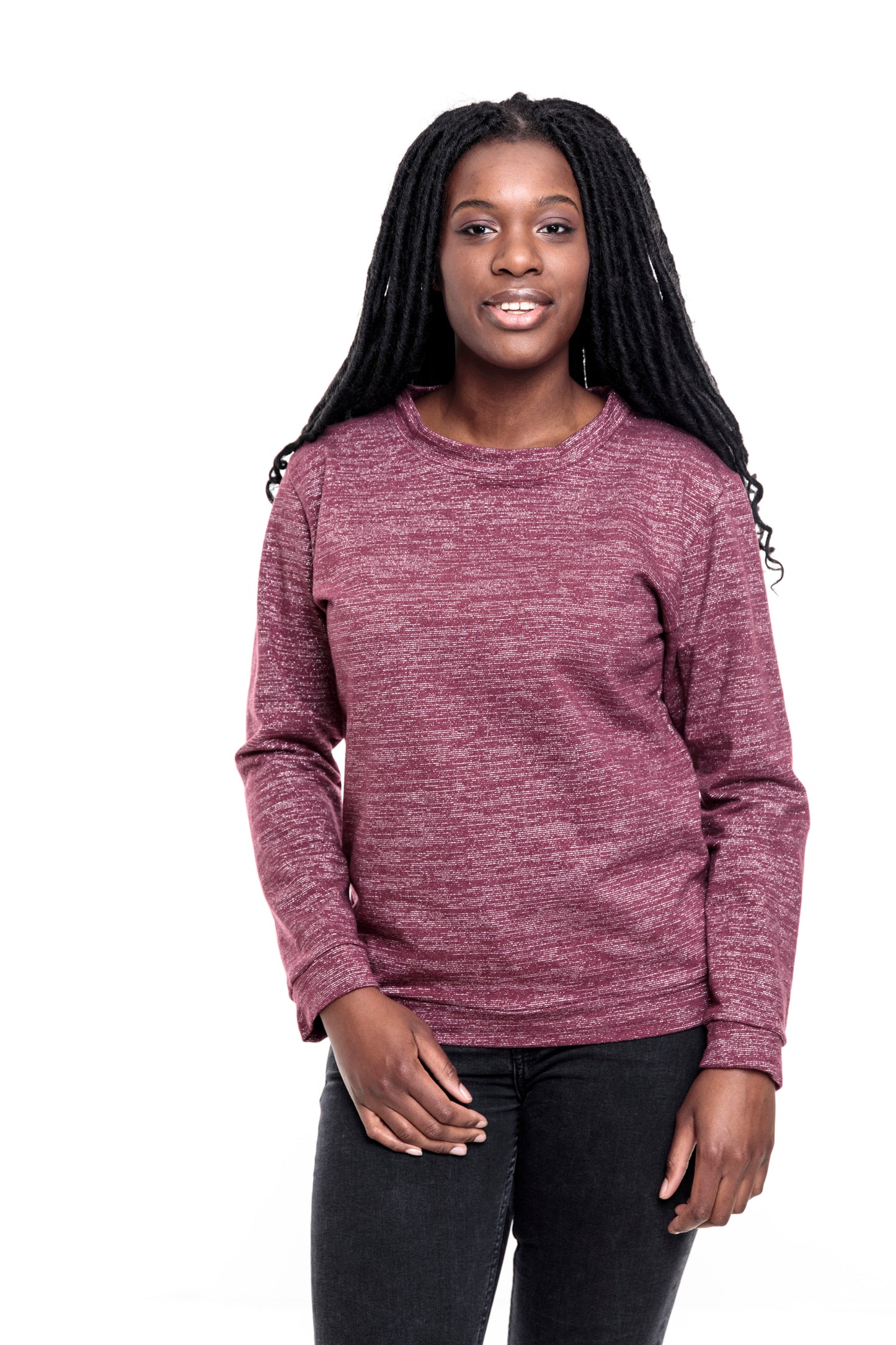 Eine junge Frau mit langen Braids. Sie trägt ein weinrotes, meliertes Sweatshirt mit silbernen Lurexfäden. Das Sweatshirt ist ca. hüftlang, hat lange Ärmel und einen Runden Halsausschnitt. Als Abschluss an den Ärmeln, dem Bund und dem Hals hat der Pulli Bündchen aus dem gleich Stoff.
Ansicht frontal.