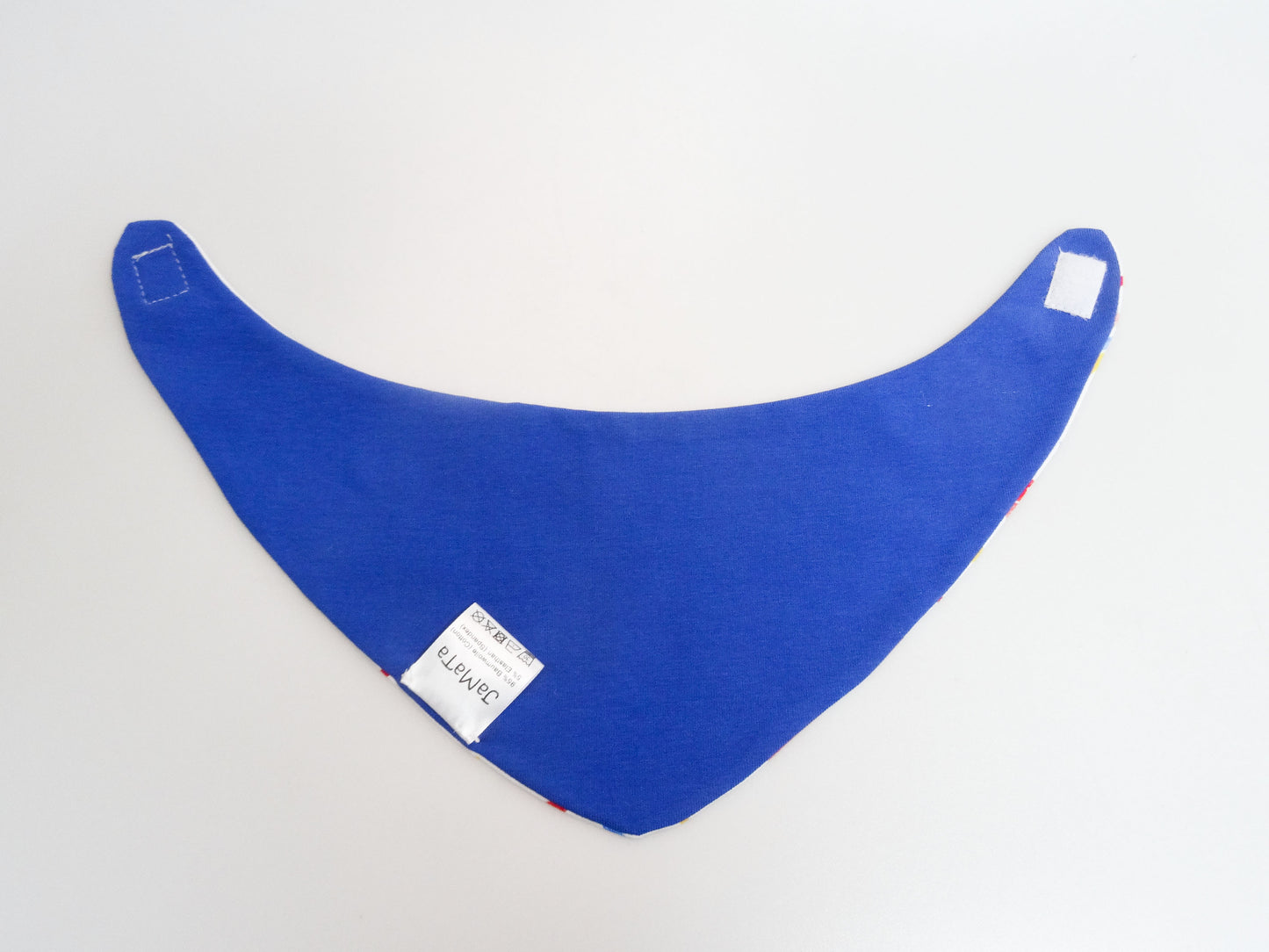 Halstuch für Babys und kleine Kinder weiss mit buntem Schriftzug Helau, Konfetti, Luftschlangen und Regenbögen. Ansicht unifarbene, blaue Seite aufgeklappt.