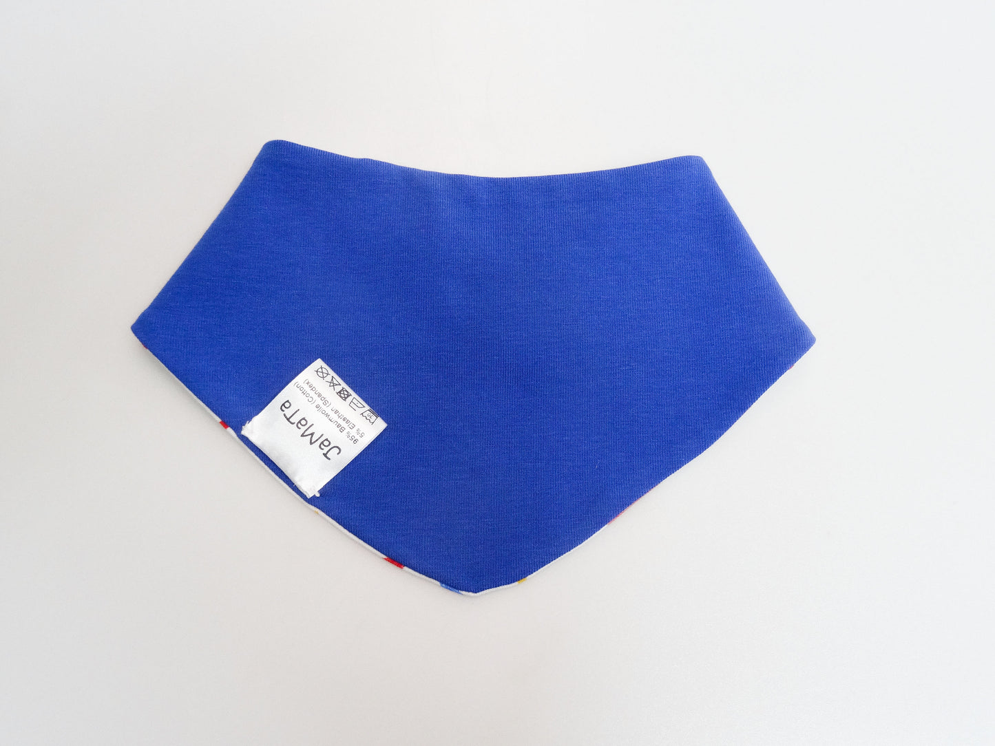 Halstuch für Babys und kleine Kinder weiss mit buntem Schriftzug Helau, Konfetti, Luftschlangen und Regenbögen. Ansicht unifarbene, blaue Seite geschlossen.