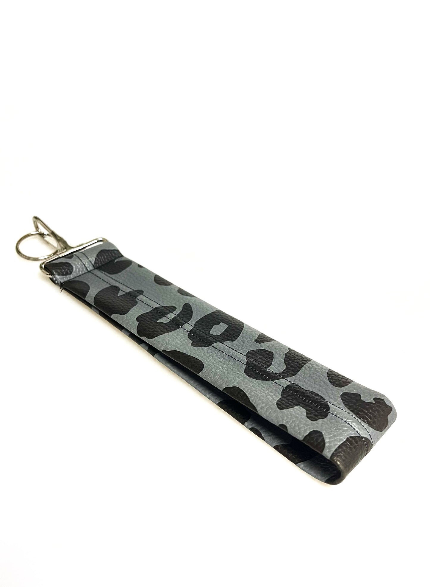 Schlüsselband Leo – handgemacht aus Kunstleder mit silbernem Karabiner und Schlüsselring