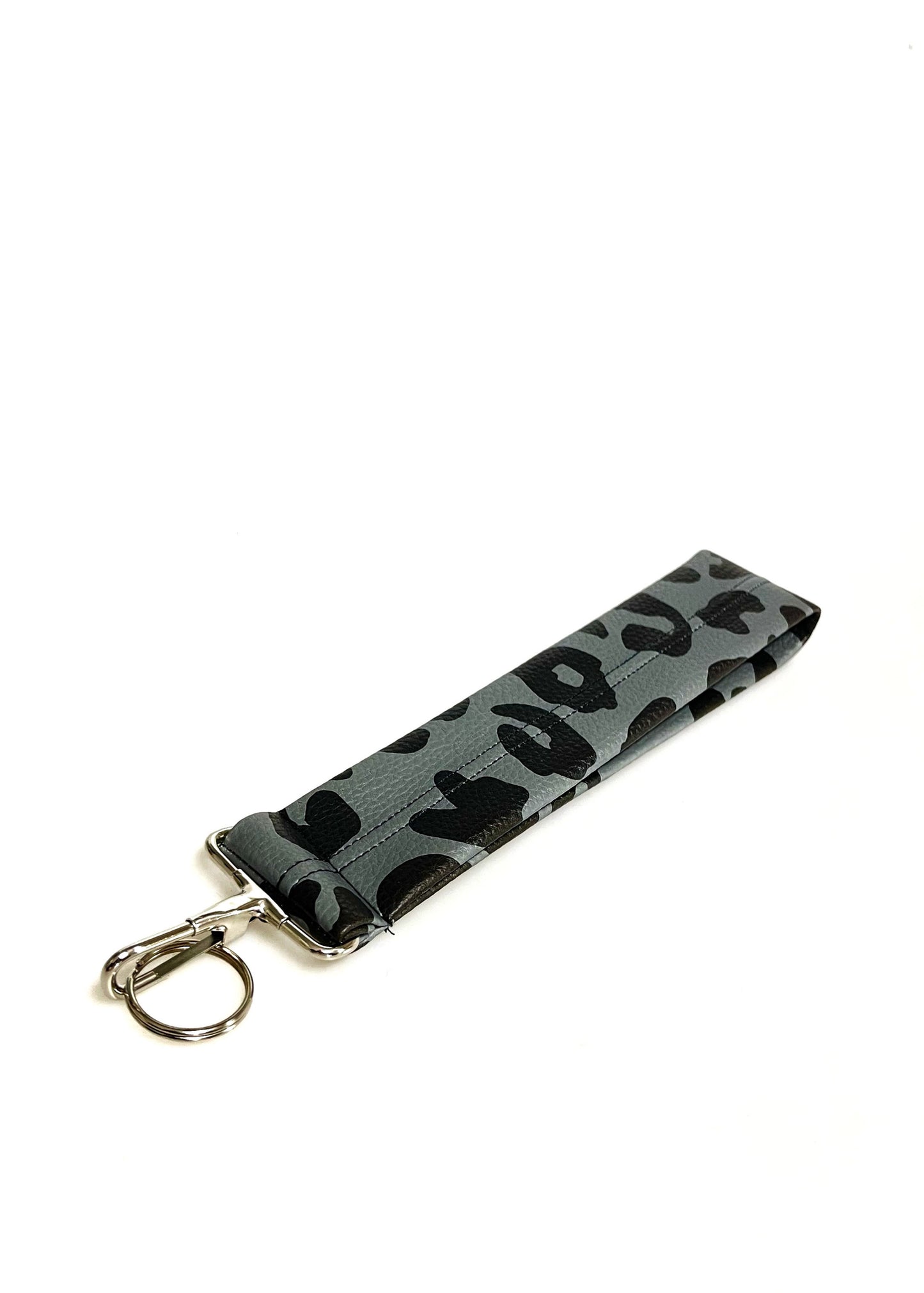 Schlüsselband Leo – handgemacht aus Kunstleder mit silbernem Karabiner und Schlüsselring