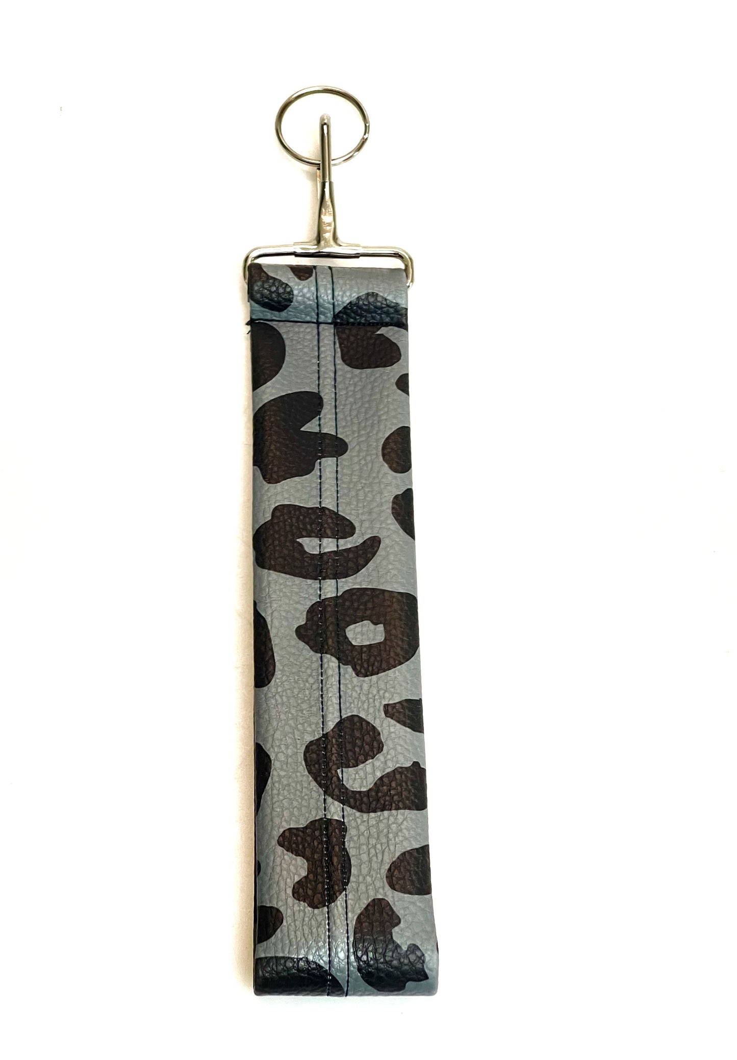 Schlüsselband Leo – handgemacht aus Kunstleder mit silbernem Karabiner und Schlüsselring