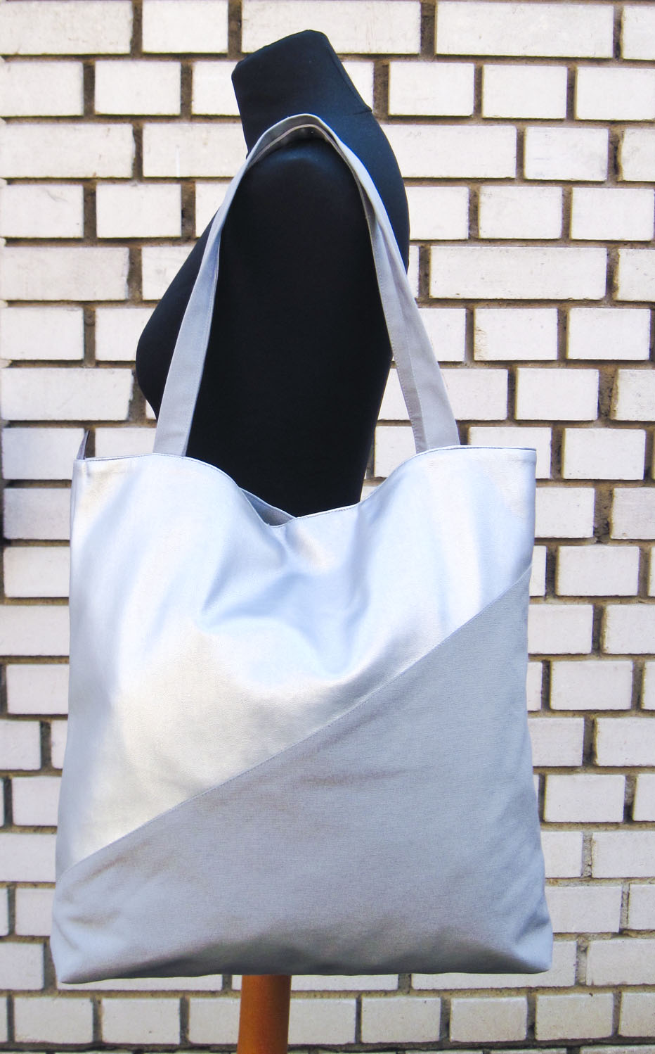 XL-Shopper-Schultertasche aus Kunstleder und Canvas "Silber"