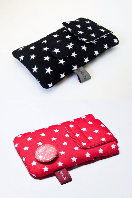 Zwei Handytaschen. Eine aus schwarzer Baumwolle mit weißem Sternendruck. Die andere aus roter Baumwolle mit weißem Sternendruck. 
Die Taschen haben eine Klappe zum Verschließen und unten rechts einen Button aus dem Sternenstoff. 
Aufnahmen seitlich von unten.