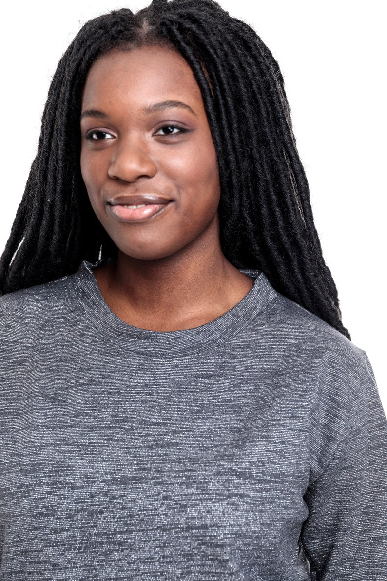 Detailansicht vom Hals, man sieht den Halseinfass und das Melierte mit den Lurexfäden.