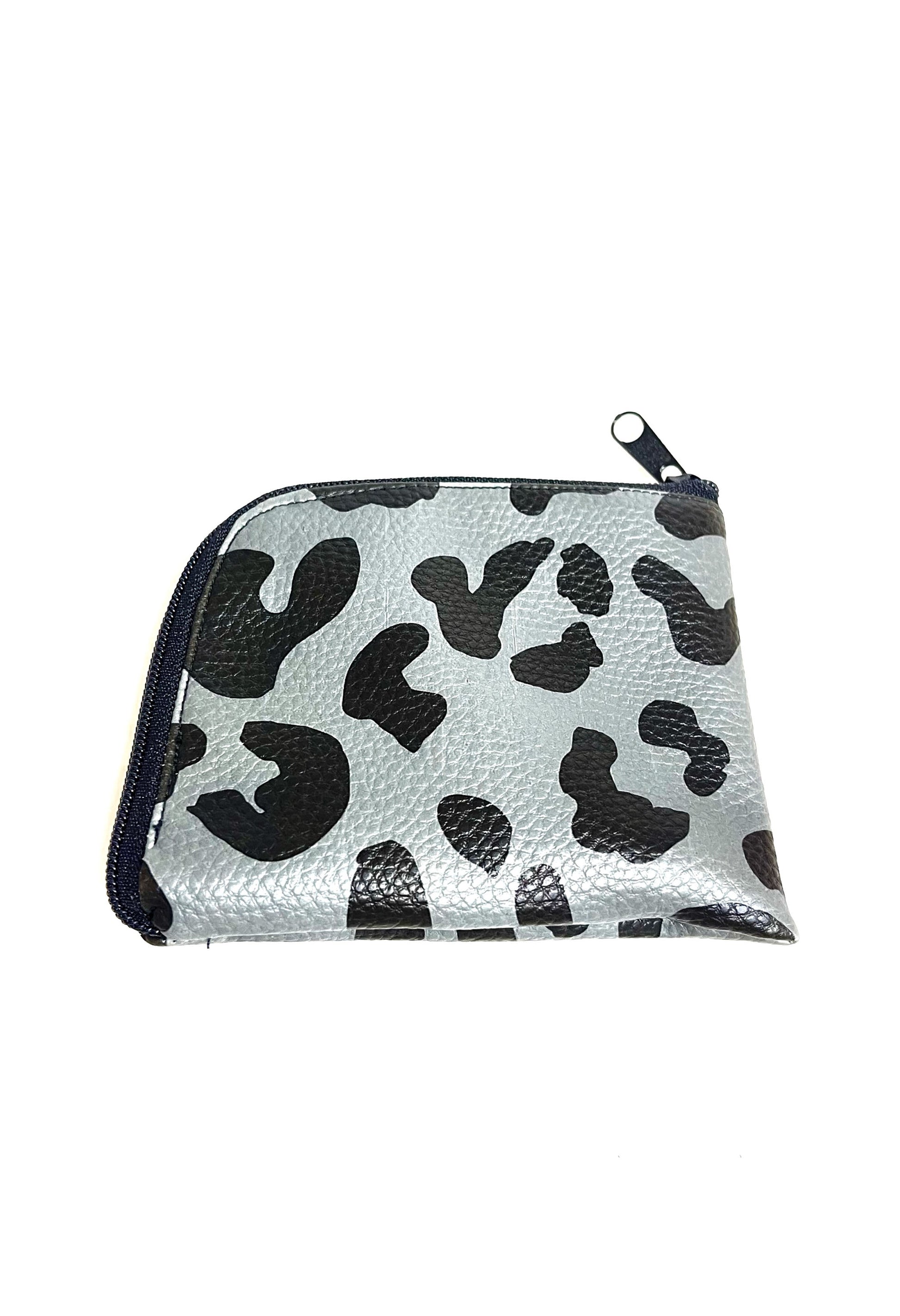Kleine Geldbörse aus grauem Kunstleder mit schwarzen Leopradenflecken. Sie ist rechteckig mit einer abgerundeten Ecke. An zwei Seiten ist sie mit einem schwarzen Reißverschluss geschlossen. Draufsicht. 