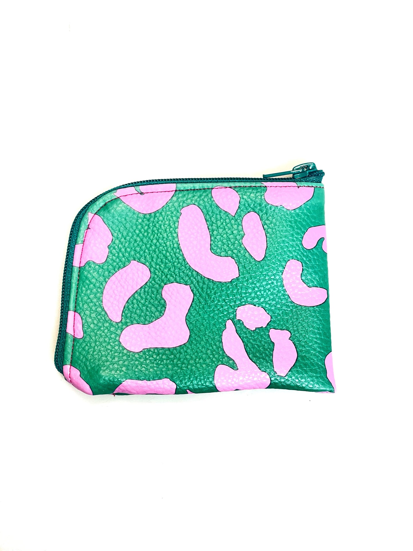 Kleine Geldbörse aus grünem Kunstleder mit pinken Leopradenflecken. Sie ist rechteckig mit einer abgerundeten Ecke. An zwei Seiten ist sie mit einem grünen Reißverschluss geschlossen. Draufsicht. 