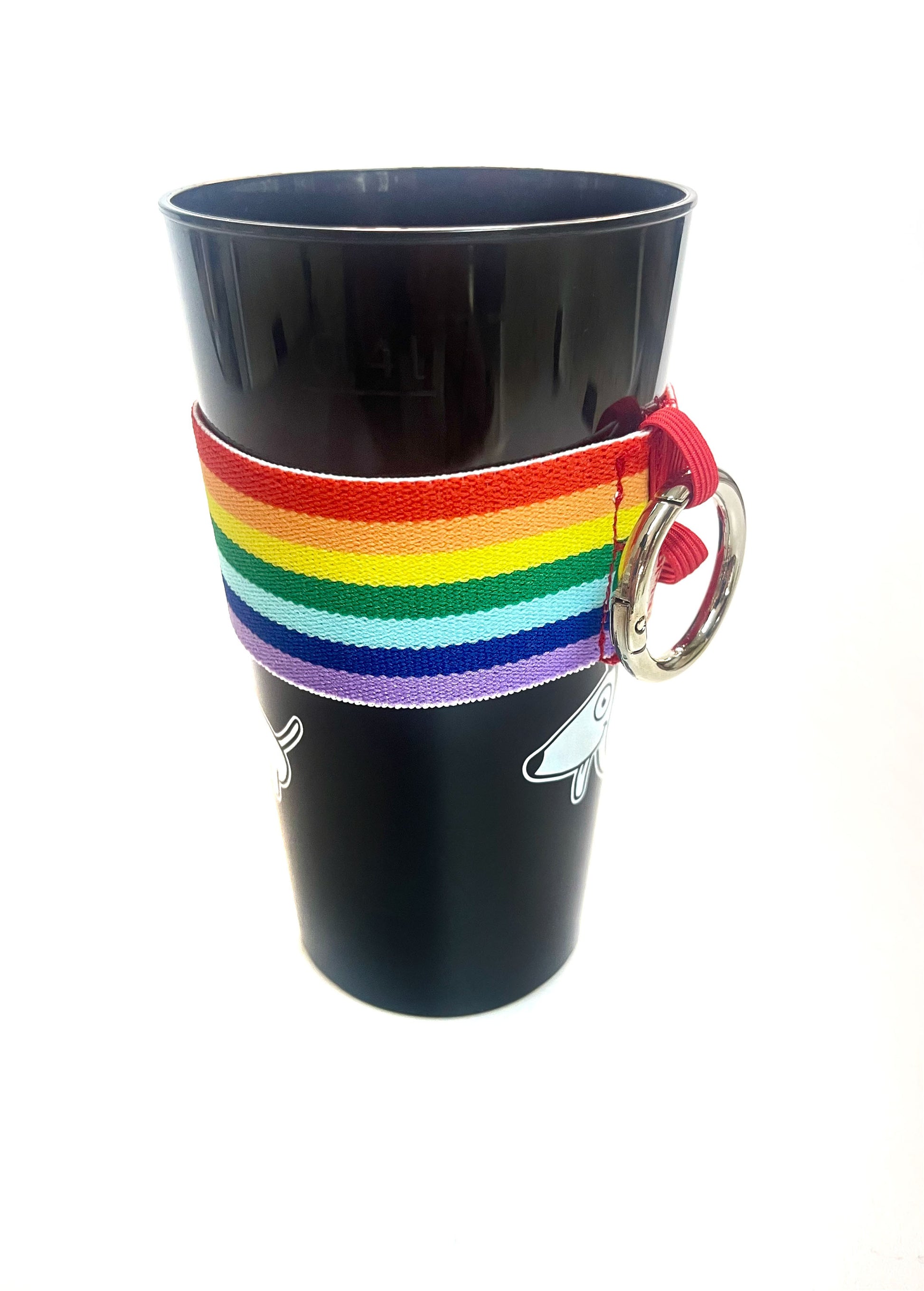 Ein Becher steckt im Regenbogen Becherhalter. 