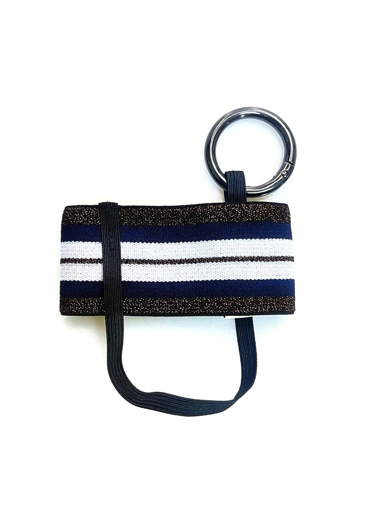 Der  Becherhalter mit den glitzernden Streifen flach hingelegt. Man sieht, dass das schmale, schwarze Gummiband unten um den Halter herum geht. 