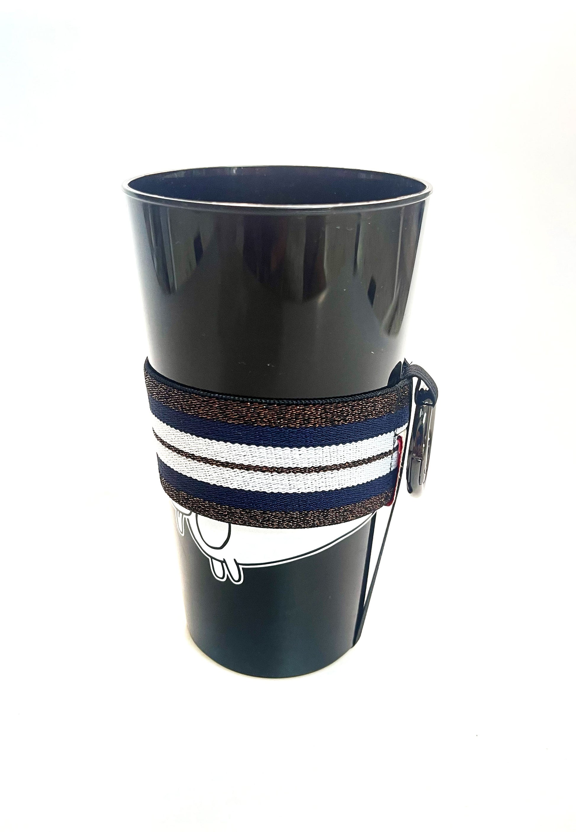 Ein Becher steckt im gestreiften Glitzer Becherhalter. Das schwarze, schmale Gummiband geht unten um den Becherboden herum. 