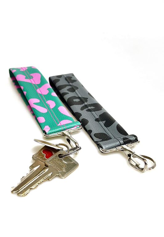 Schlüsselband Leo – handgemacht aus Kunstleder mit silbernem Karabiner und Schlüsselring