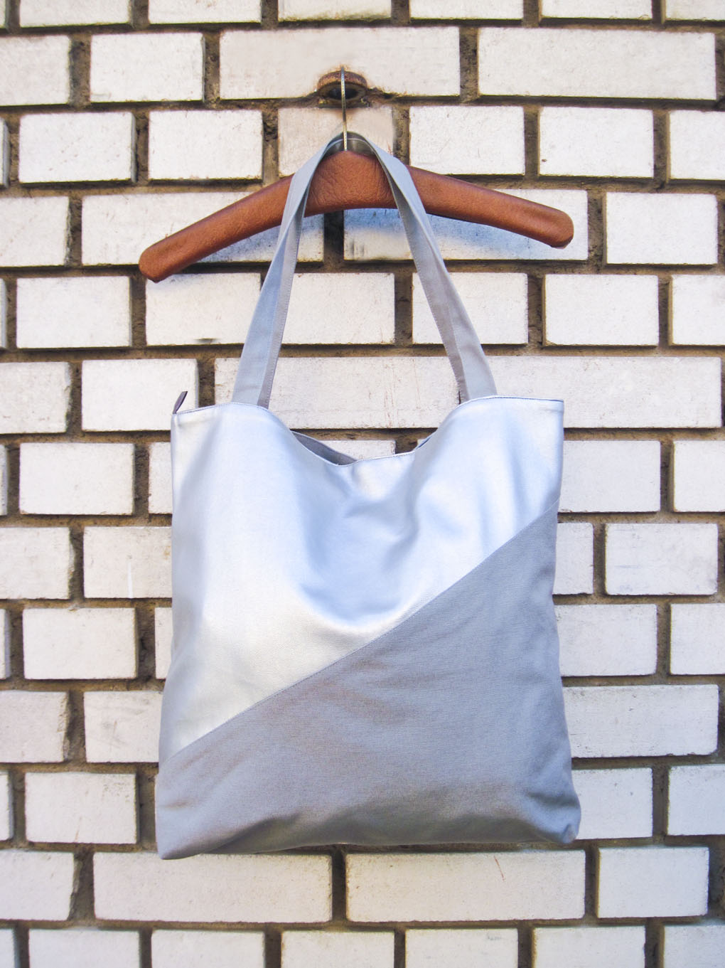 XL-Shopper-Schultertasche aus Kunstleder und Canvas "Silber"